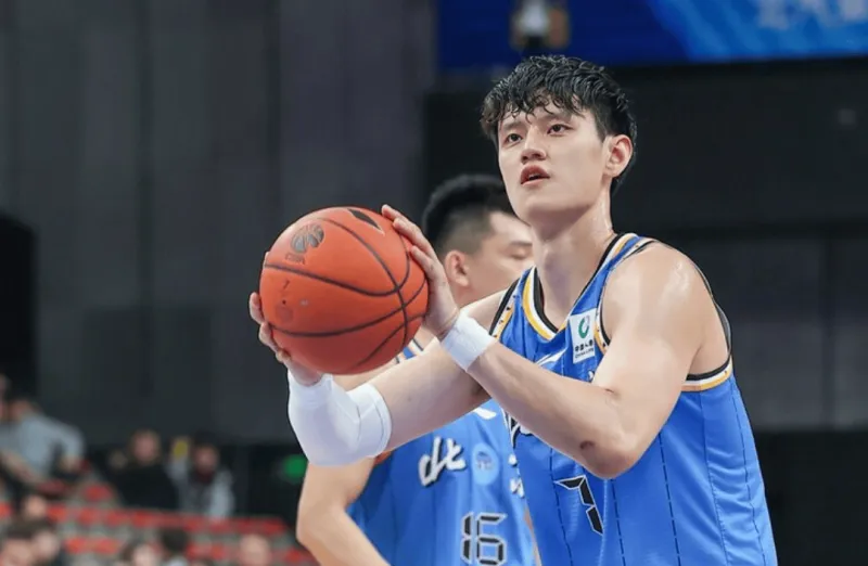 曾凡博：外教在帮我改罚球手型，食指发不了力投篮会往右偏